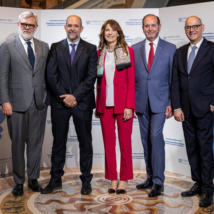 Silvia De Dominicis con squadra di presidenza Cosmetica Italia_2024_2027 (3)